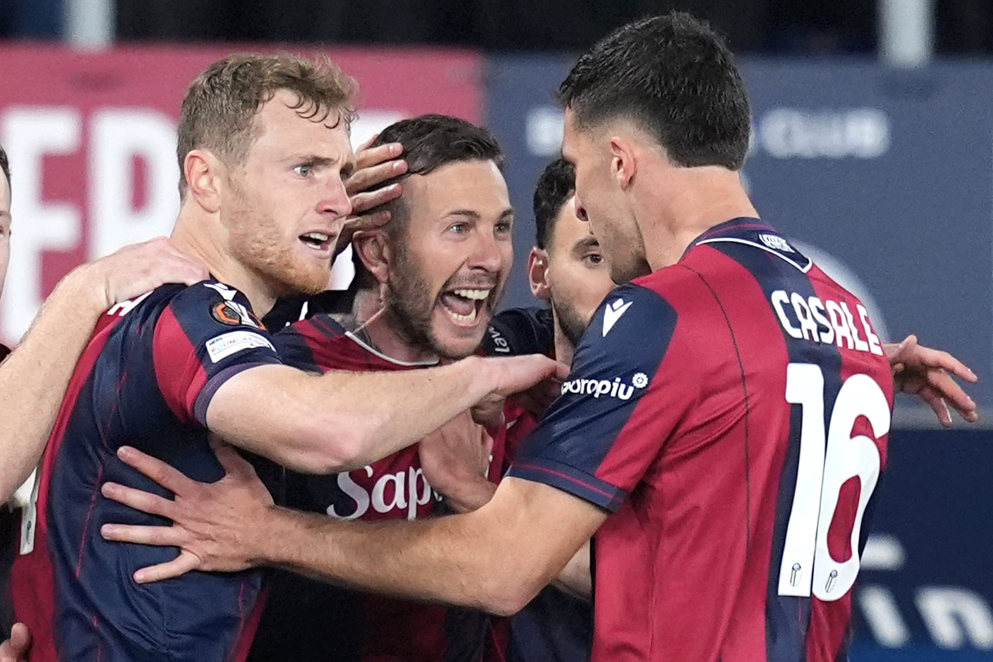 Bernardeschi festeggia il gol del Bologna