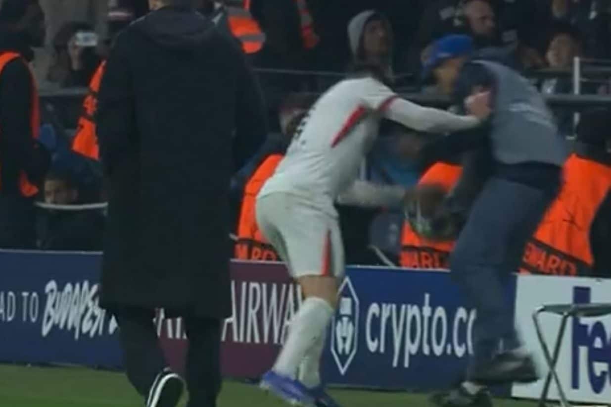 Il momento in cui Pedro Neto spinge il giovane raccattapalle.