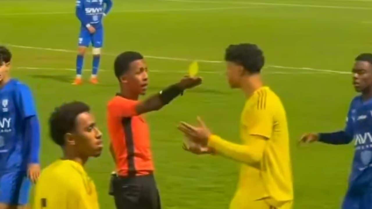 Cristiano Ronaldo Jr protesta platealmente e sarà squalificato: l'allenatore gli fa i complimenti