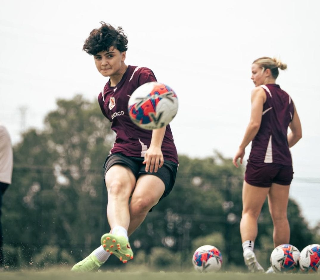 La 21enne Fatemeh Pasandideh durante l’allenamento col Brisbane Roar