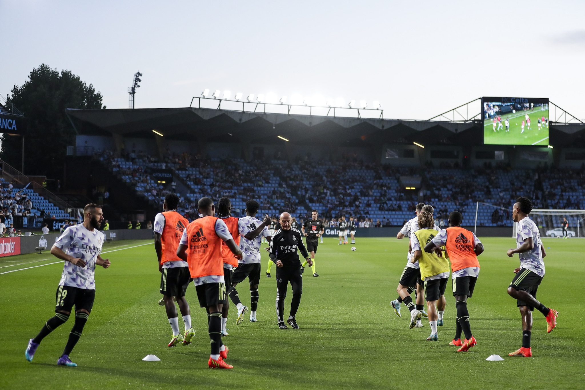 Antonio Pintus mentre conduce il riscaldamento del Real Madrid.