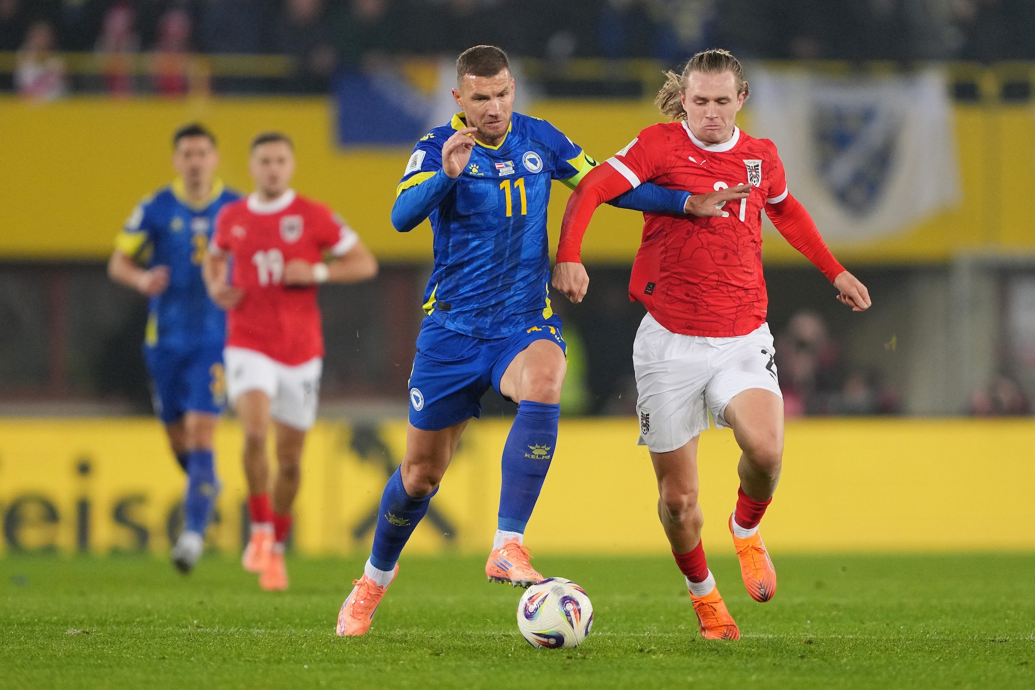 Dzeko in azione con la maglia della Bosnia.