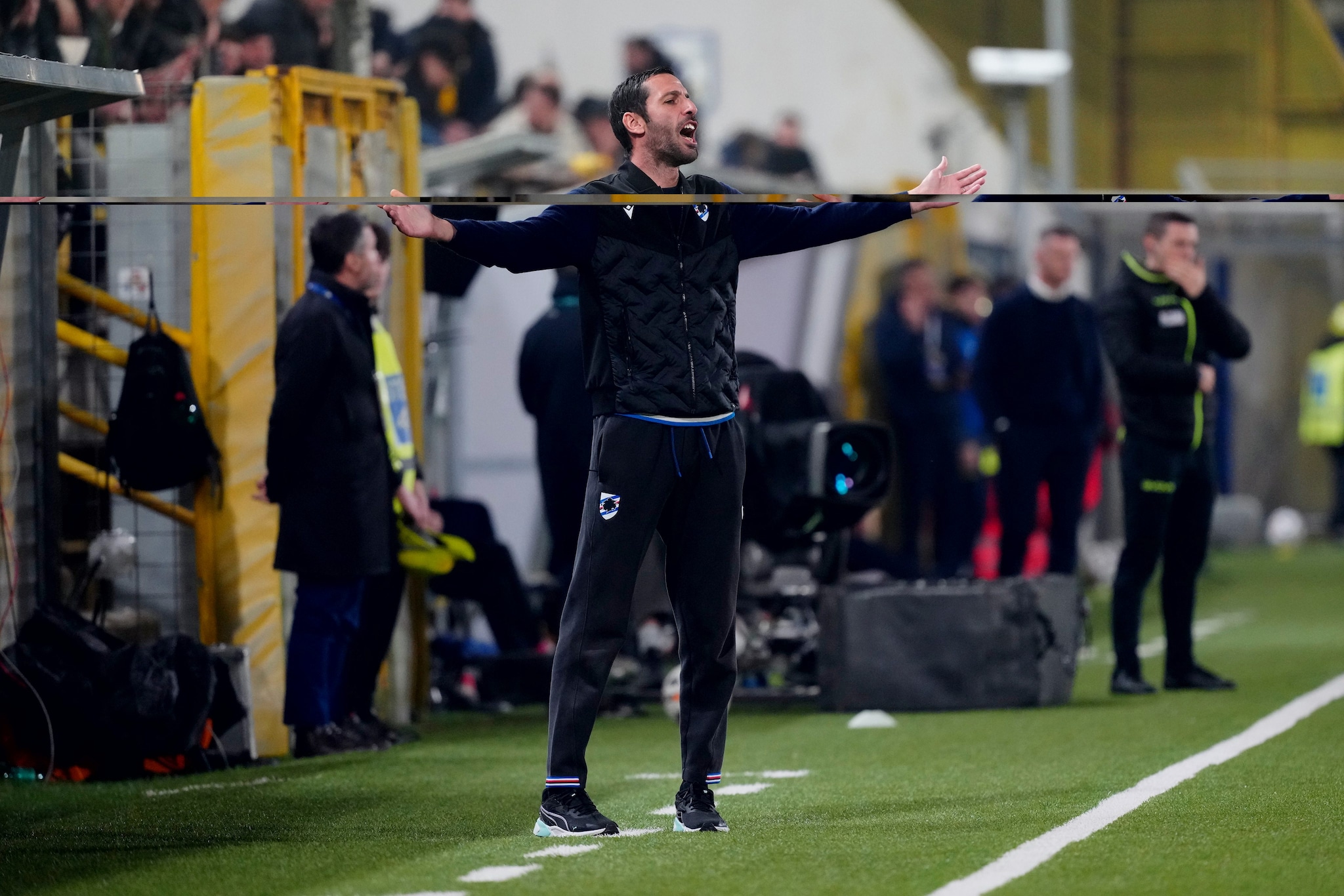 Foti in panchina a guidare la squadra al Menti contro la Juve Stabia.