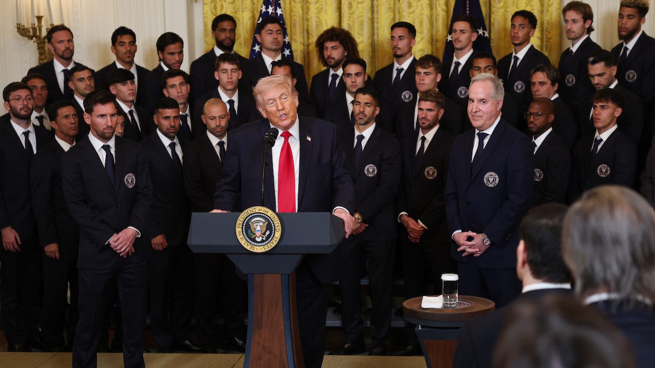 Trump imbarazza Messi alla Casa Bianca: prima parla delle bombe sull'Iran e poi cita Cristiano Ronaldo