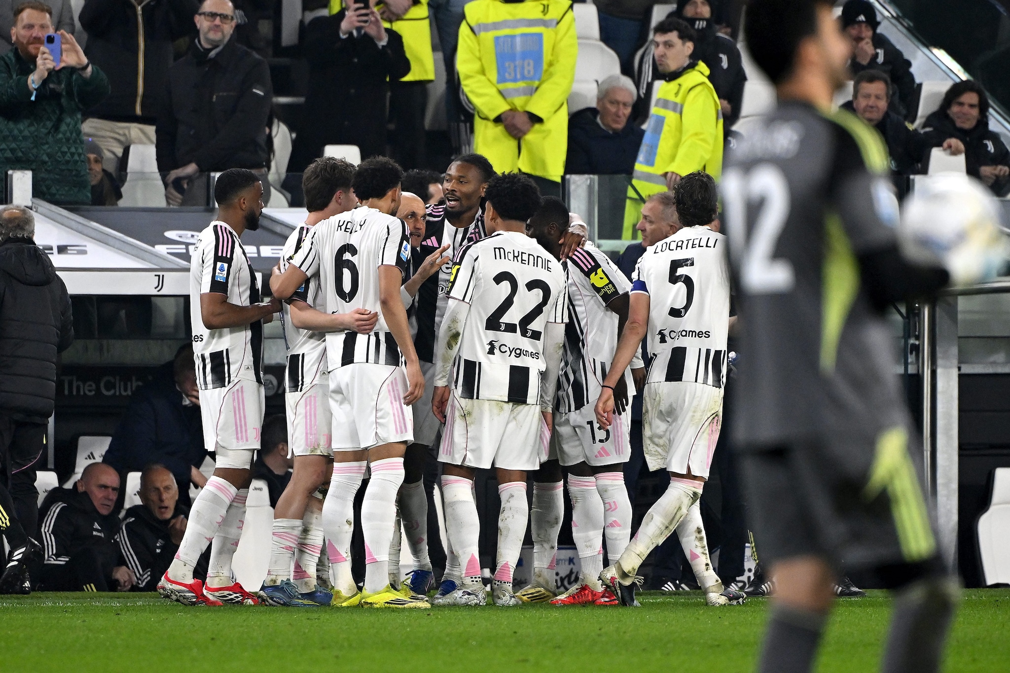 L’abbraccio della Juventus a Spalletti dopo il 4–0 sul Pisa.