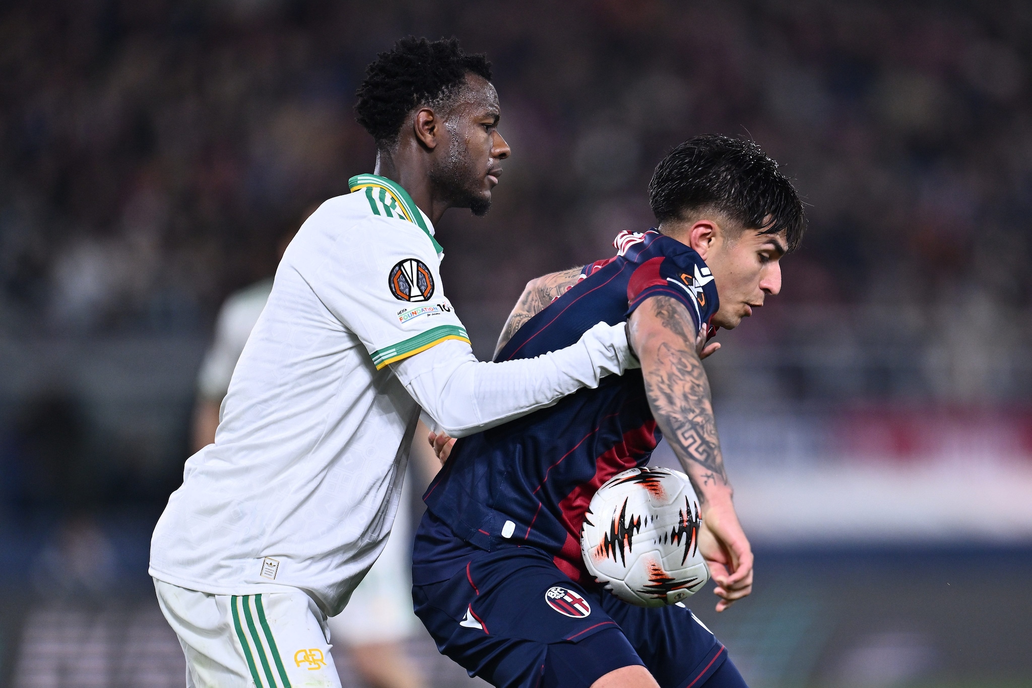 La marcatura di Ndicka su Castro.