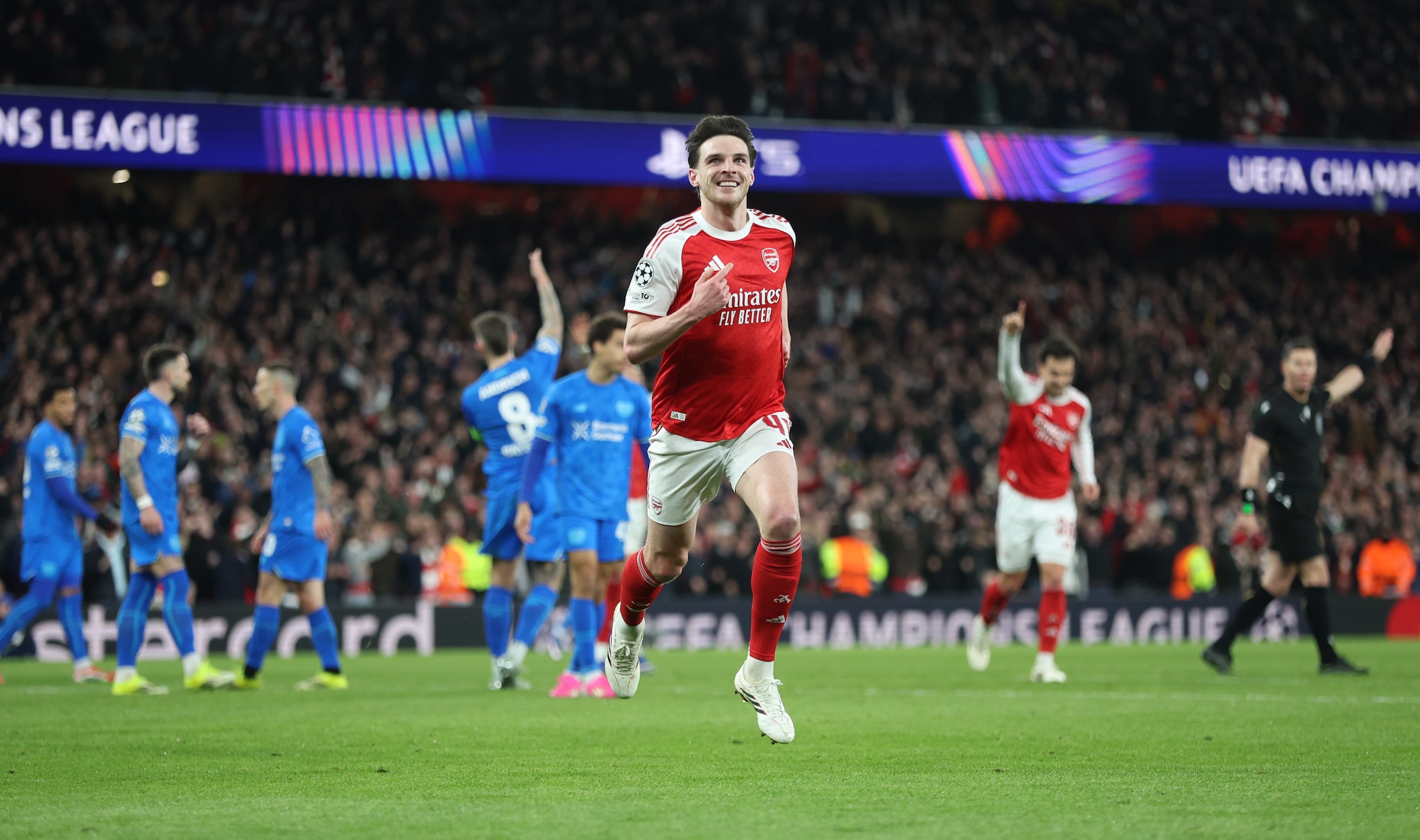 Declan Rice esulta al gol.