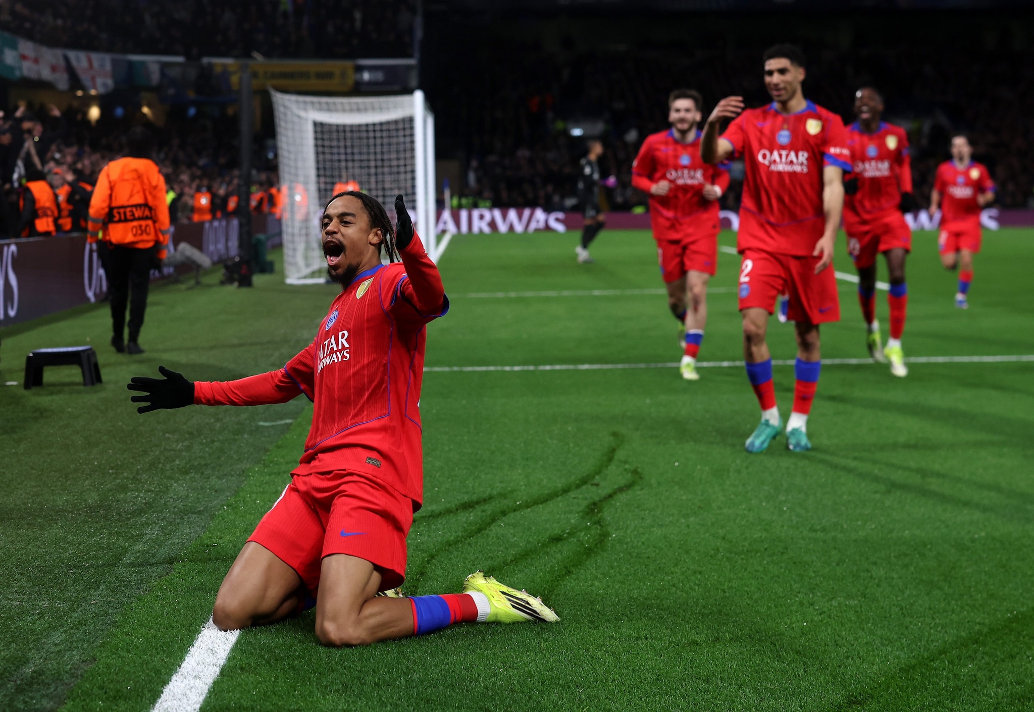 L’esultanza di Barcola e del PSG.