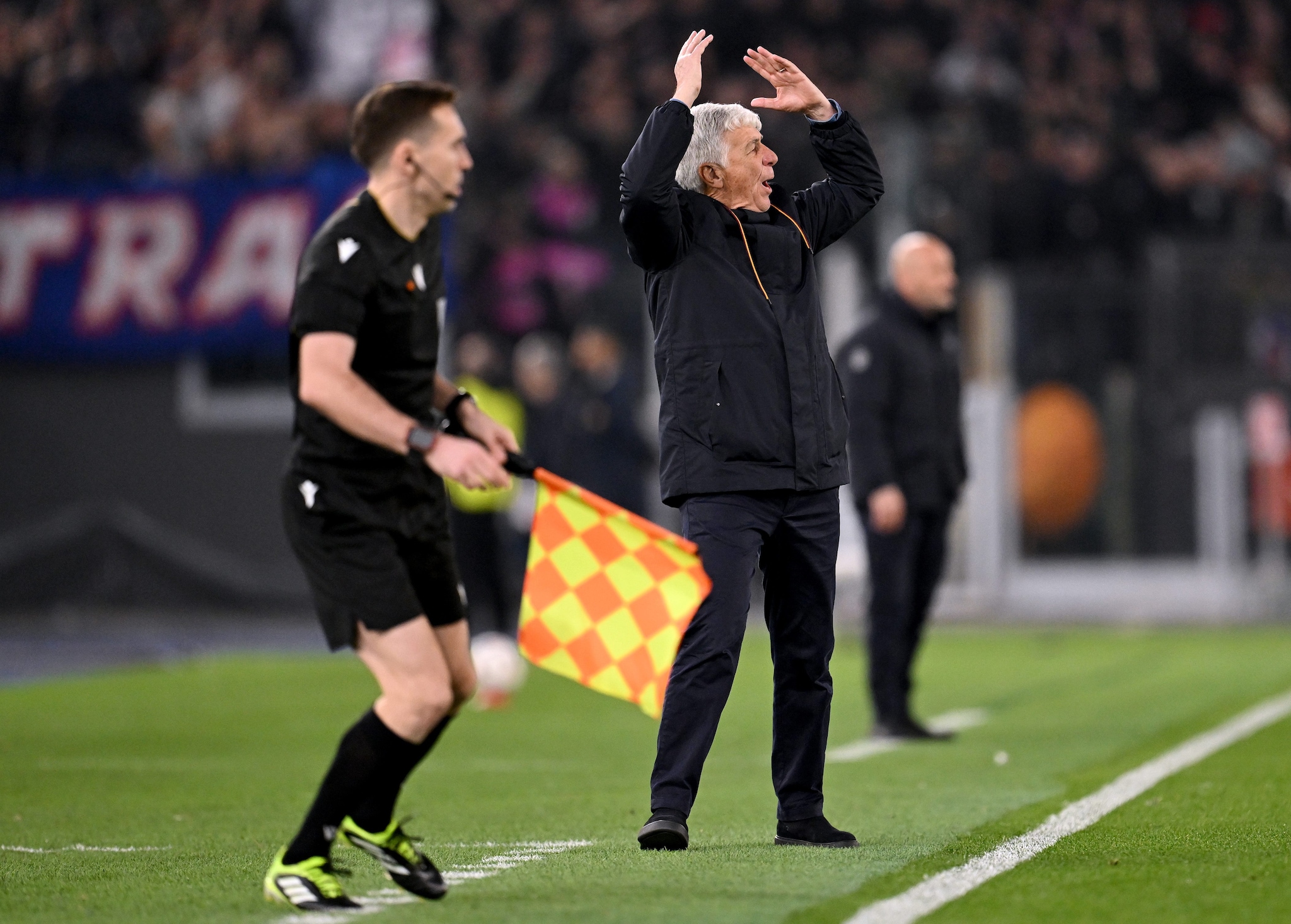 Gasperini furioso in campo con Italiano sullo sfondo.