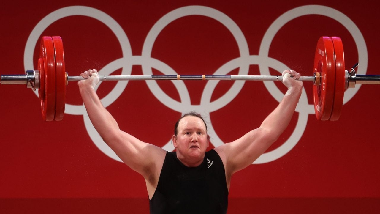 Le atlete transgender saranno escluse dalle Olimpiadi: le nuove regole del CIO per le gare femminili