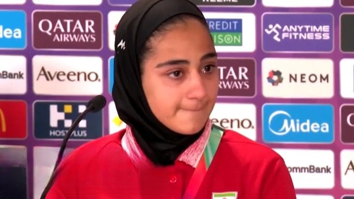 La giocatrice dell'Iran trattiene le lacrime mentre parla della sua famiglia: "Siamo preoccupate"