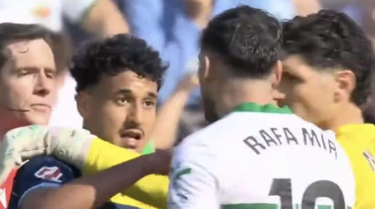 "Sei arrivato col barcone", bufera su Rafa Mir: l'arbitro costretto a sospendere la partita