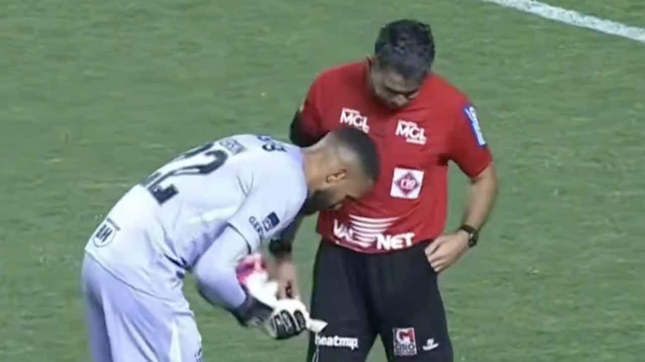 Everson calcia un rigore con il rosario in mano: clamoroso errore dell'arbitro e VAR muto