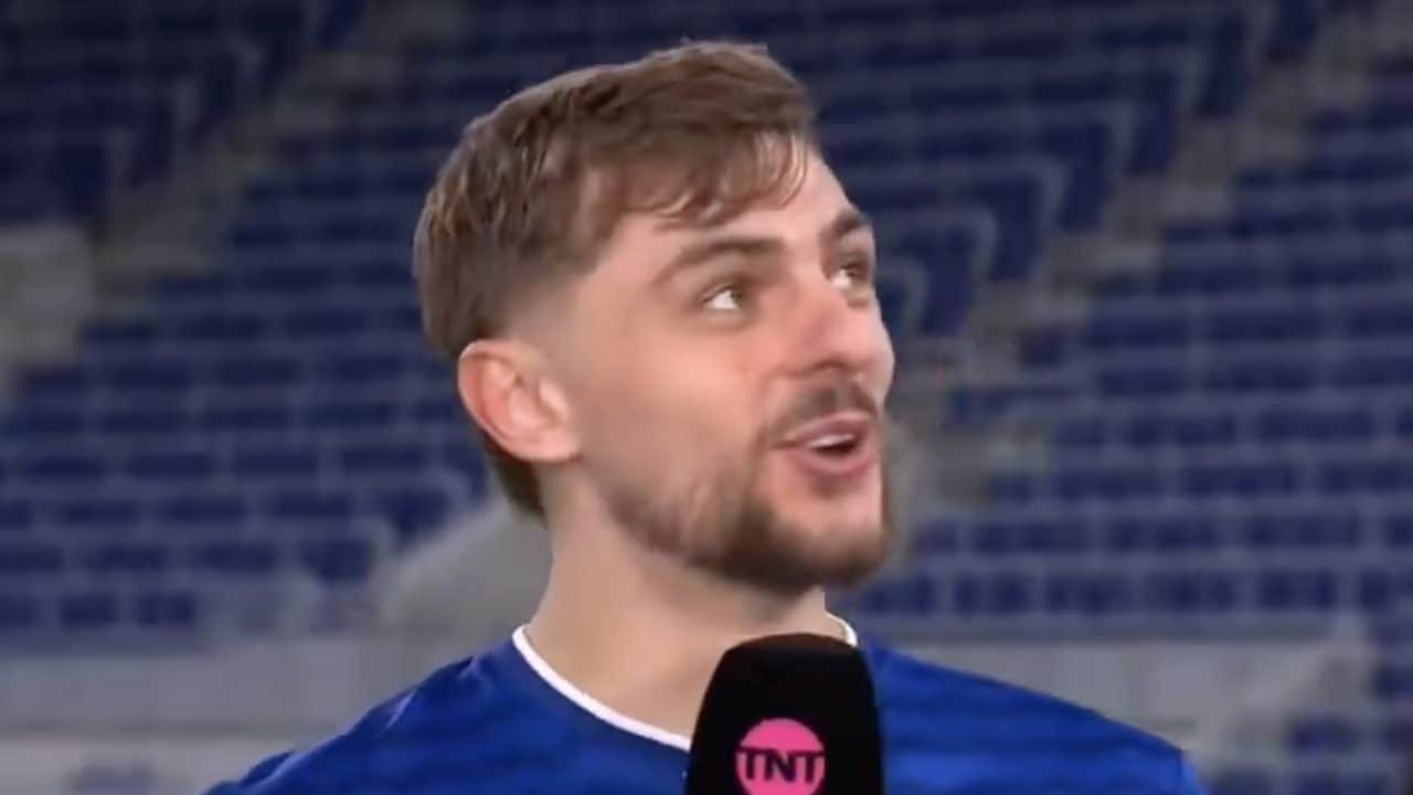 L'intervista di Dewsbury-Hall interrotta in tv da un boato nello stadio vuoto: non sono brutte notizie