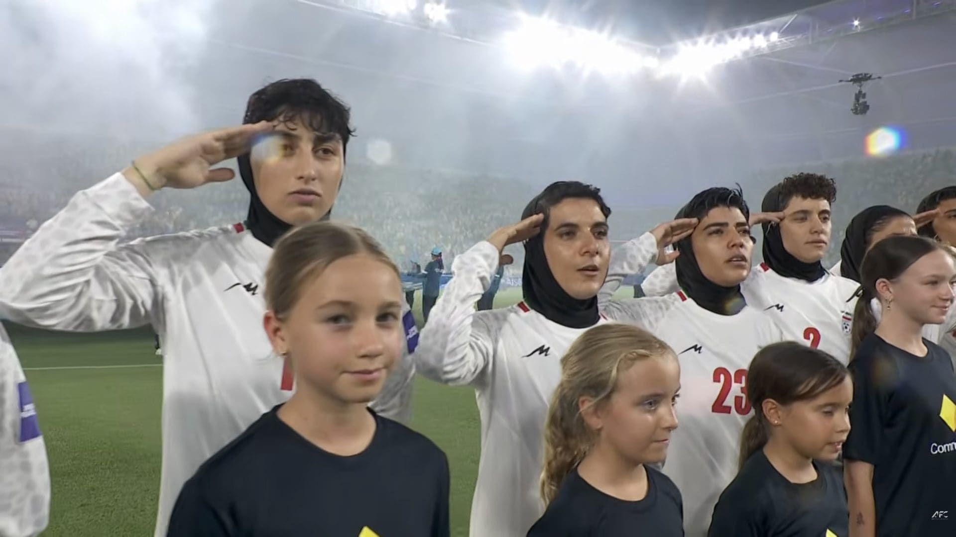 Le calciatrici dell’Iran hanno fatto il saluto militare durante l’inno
