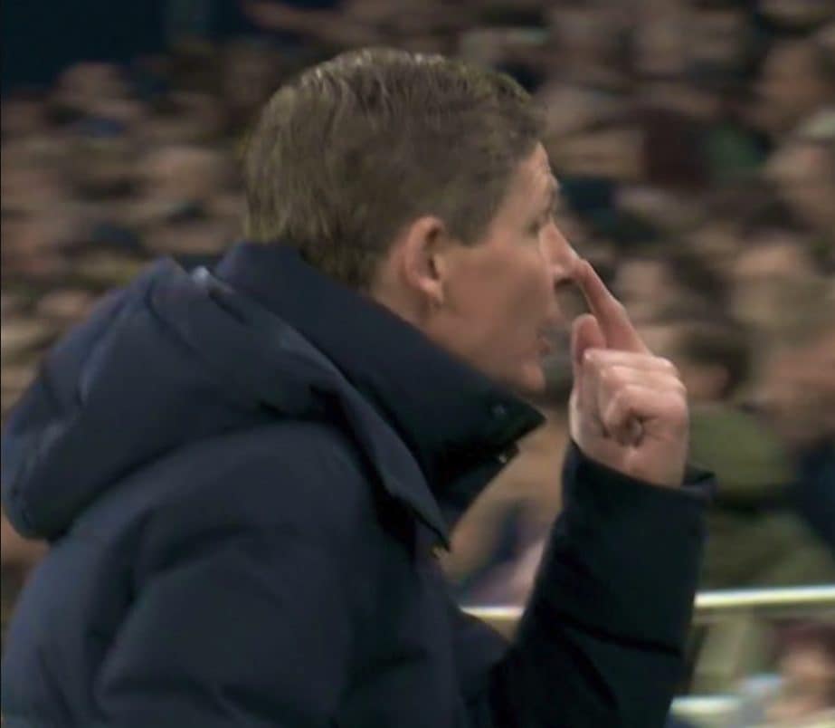 Glasner mostra alla panchina che Sarr era in fuorigioco per via del suo naso.