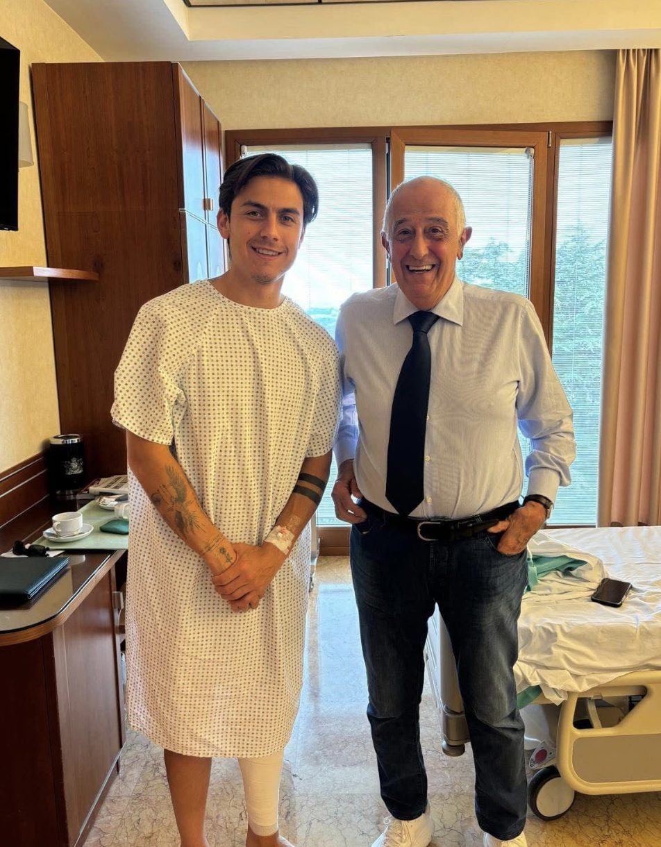 Dybala dopo l’intervento chirurgico a Villa Stuart con il Professor Mariani.