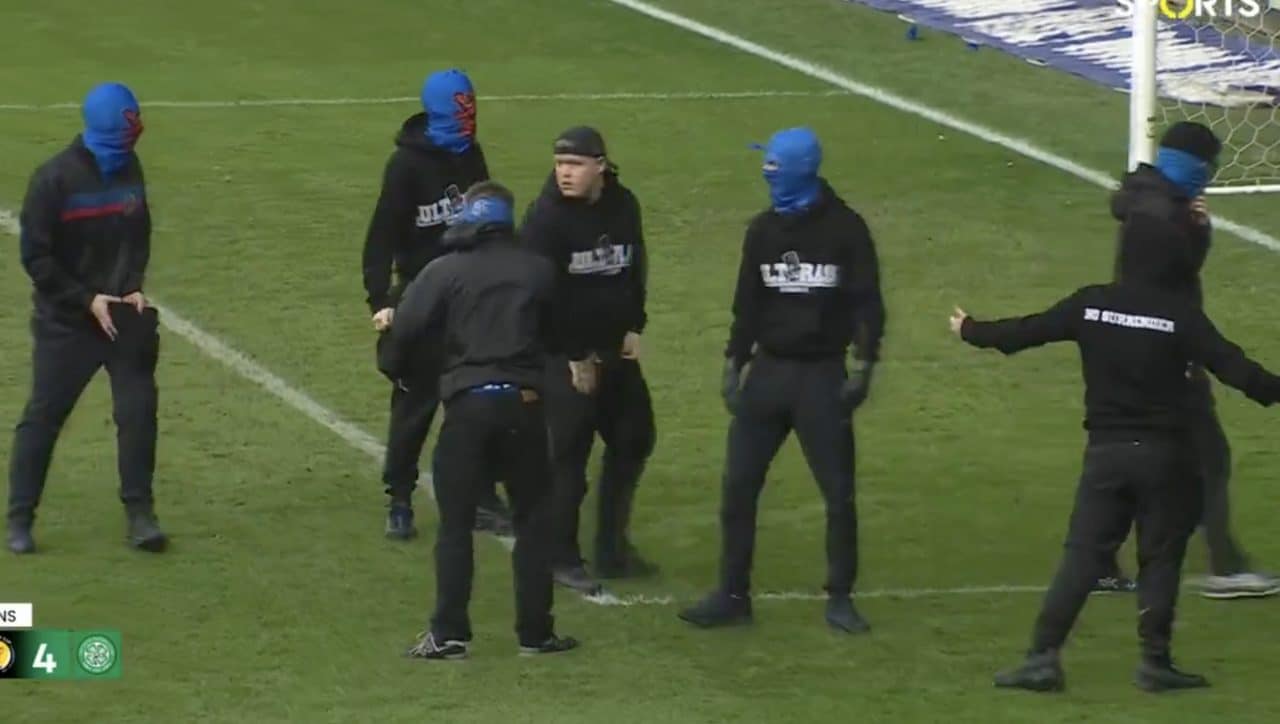 Il Celtic segna il gol vittoria e gli incappucciati invadono il campo: follia in Scozia, succede di tutto