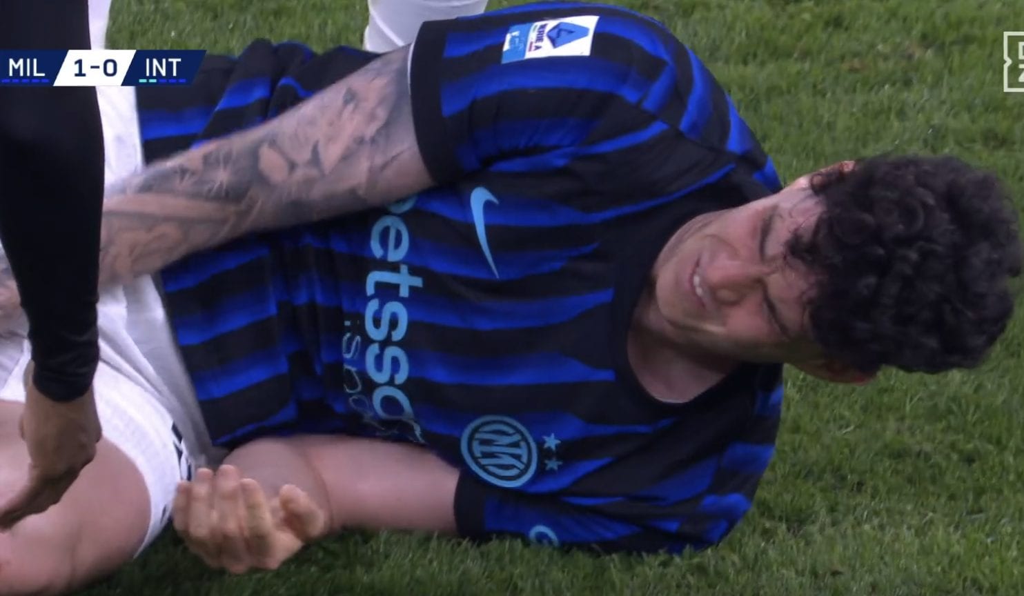 Bastoni dolorante dopo il fallo su Rabiot