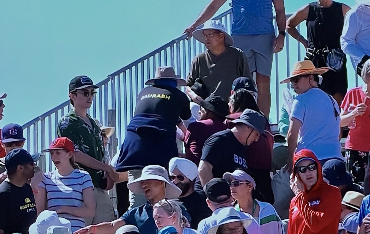 Malore per uno spettatore durante il doppio di Sinner