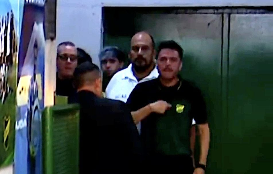 Mariano Soso furioso con l'arbitro per il rigore: scontro negli spogliatoi ripreso in video