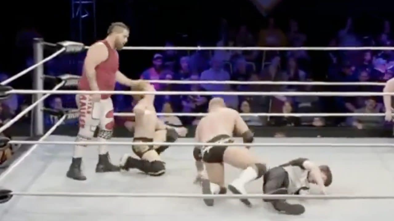 L'arbitro Dallas Edward ha le convulsioni, un lottatore lo spinge via a calci nel wrestling OVW