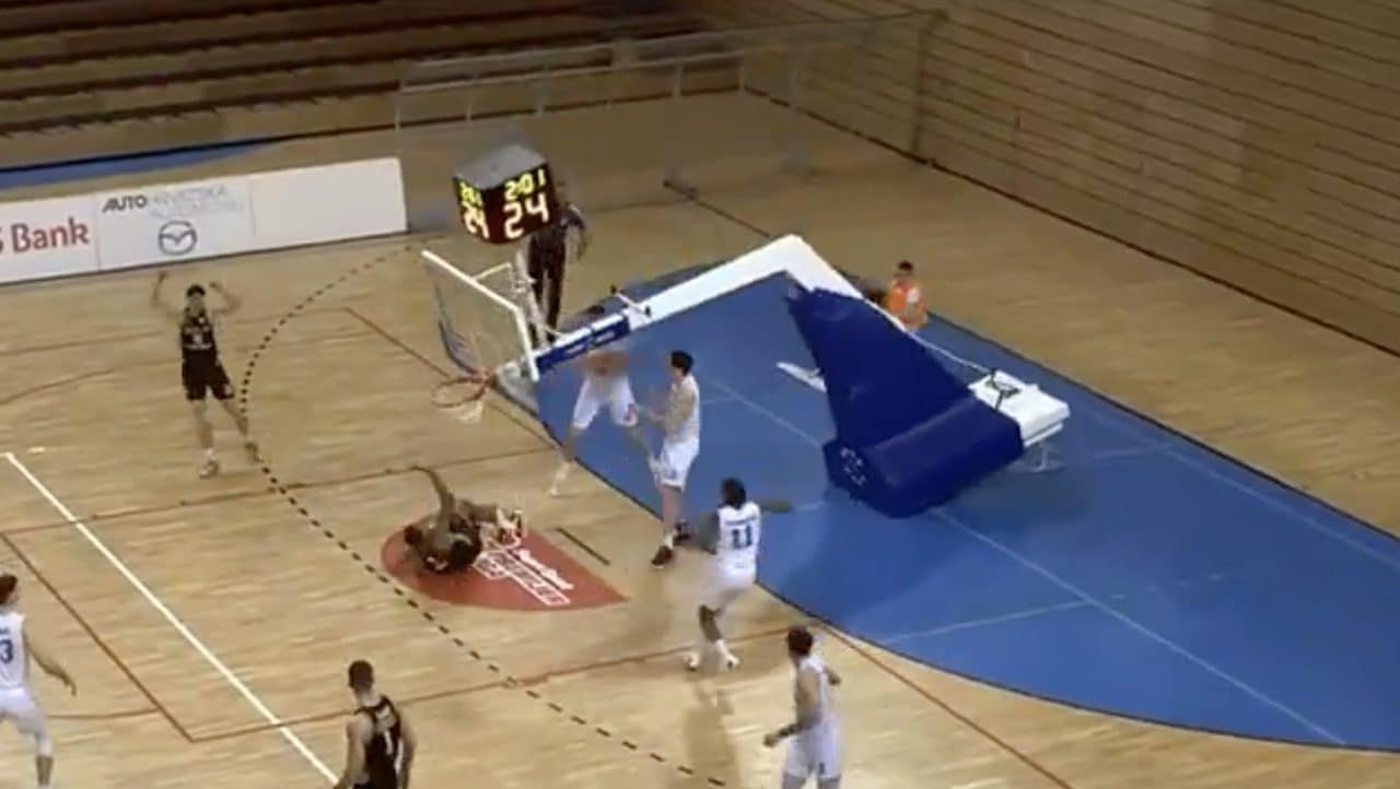 Demajeo Wiggins schiaccia ma viene travolto dal canestro che si ribalta: caos in campo