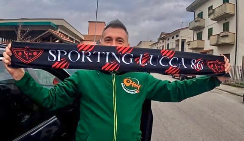 Vannucchi con la sciarpa dello Sporting Lucca 86.