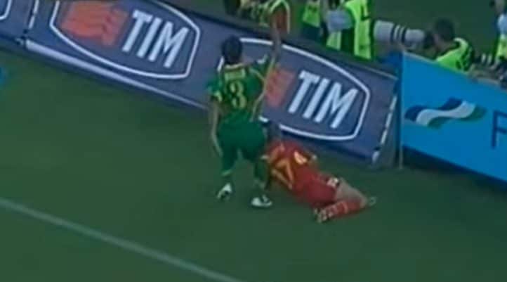 Il momento dell’impatto di Giampà contro i cartelloni pubblicitari.