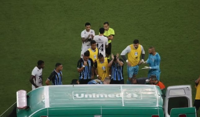 Il momento in cui Marlon viene portato in ambulanza con i giocatori sconvolti.