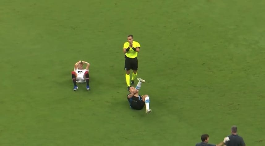 Il momento in cui anche l’arbitro si accorge della gravità dell’infortunio.