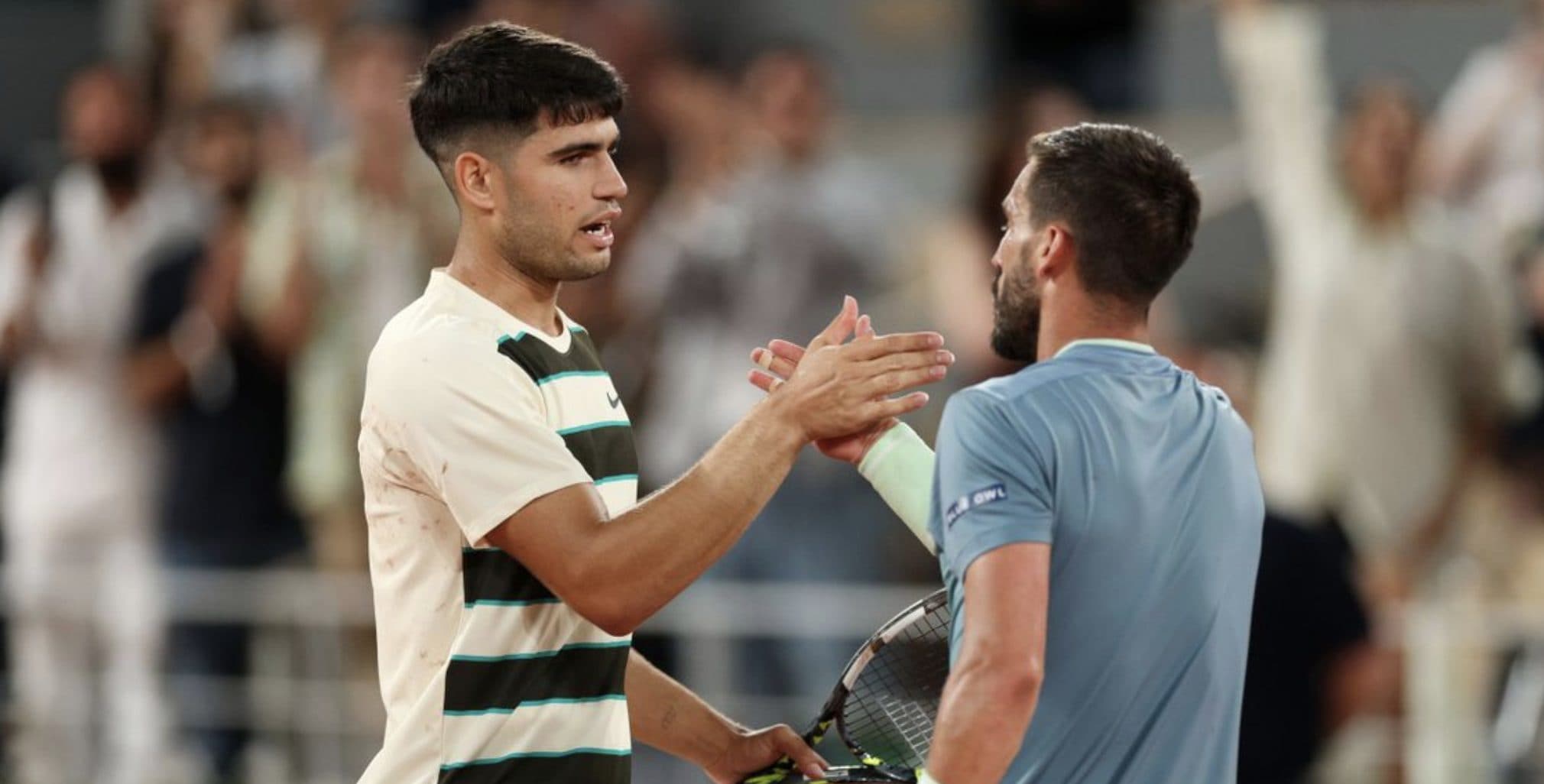 Carlos Alcaraz saluta Dzumhur dopo una vera battaglia al Roland Garros 2025.