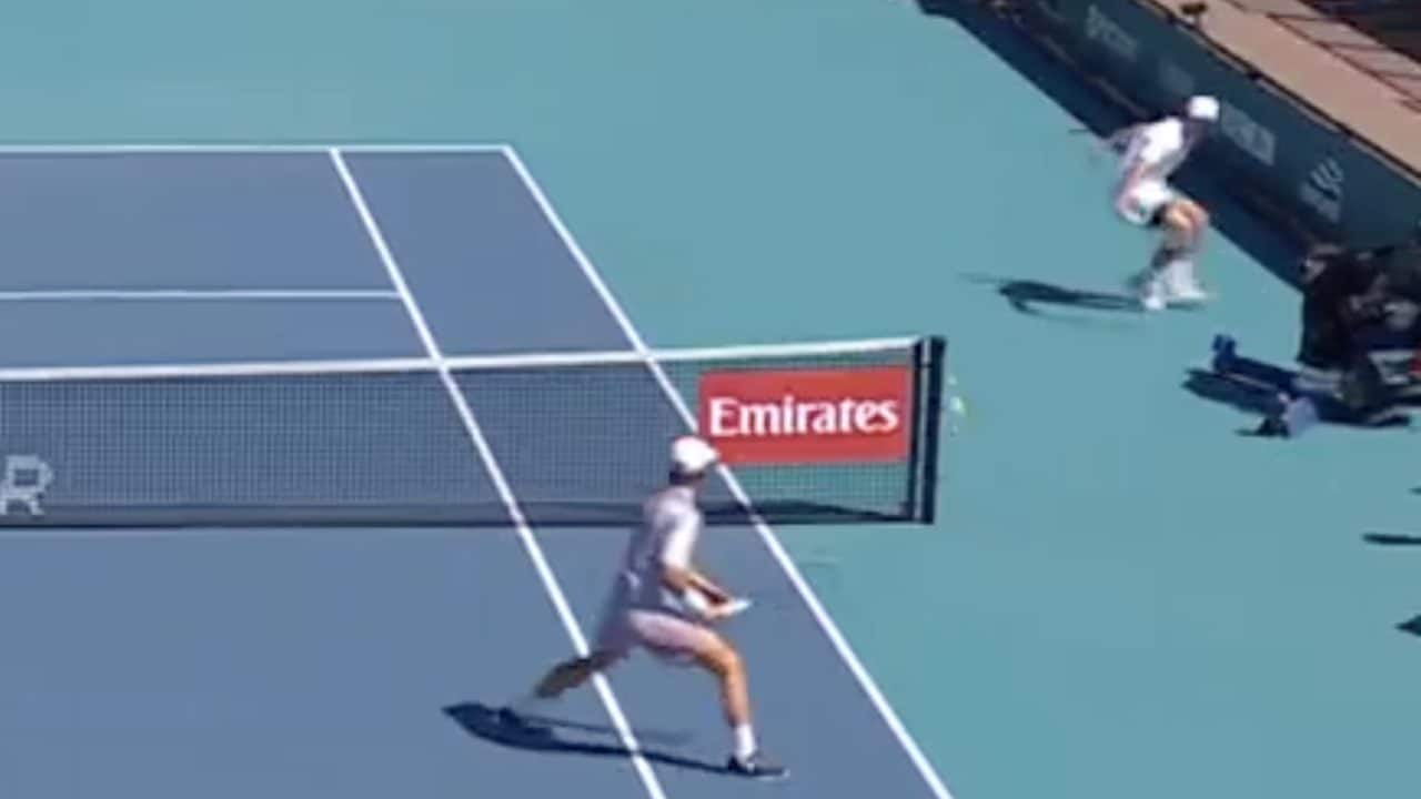 Il punto assurdo di Kittay a Miami: colpisce il paletto ed è vincente, avversari increduli