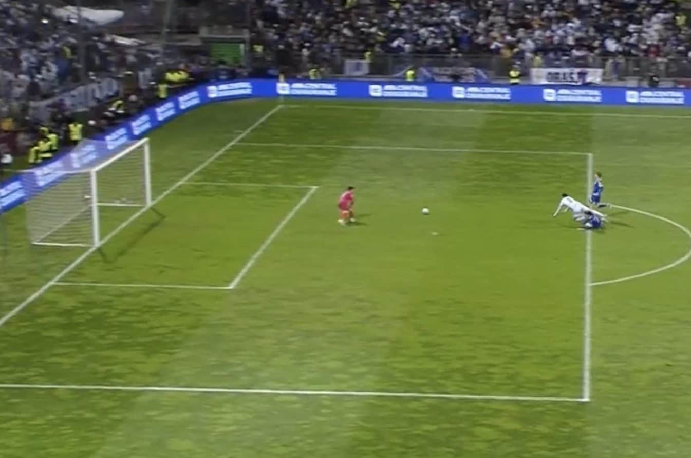 Il momento in cui Palestra viene atterrato in area di rigore.