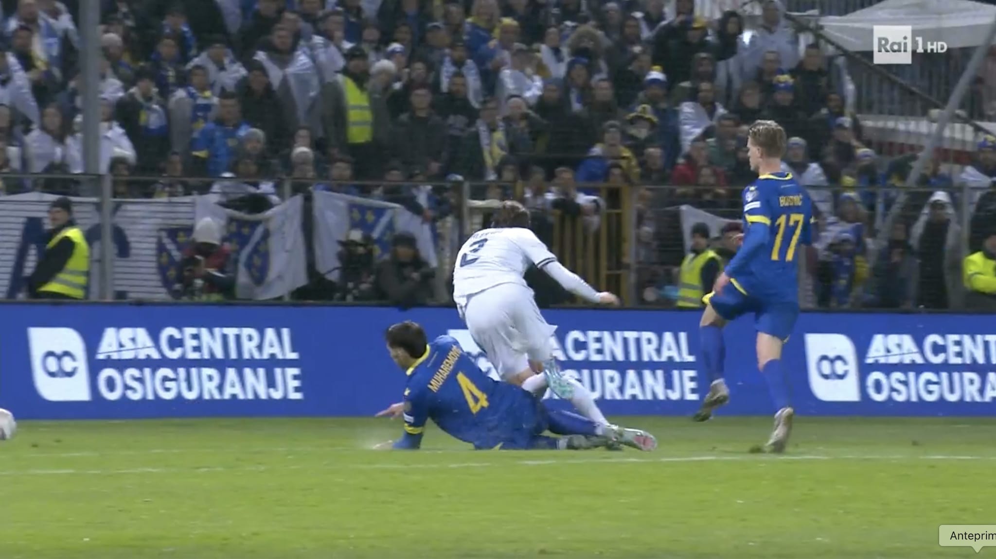 Il fallo di Muharemovic su Palestra.