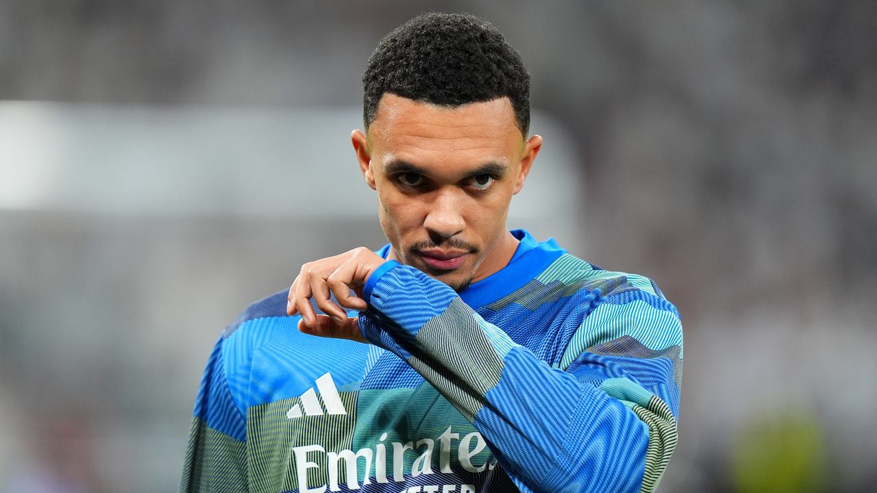 Alexander-Arnold in panchina nel derby di Madrid, pugno duro del Real: punito per aver fatto ritardo