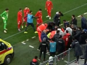 Malore per il CT della Turchia U21 durante la partita con la Croazia: trasportato subito in ospedale