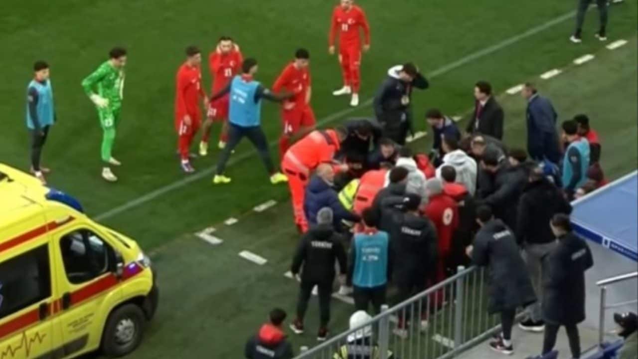 Il CT della Turchia U21 cade e batte la testa durante la sfida con la Croazia: trasportato in ospedale