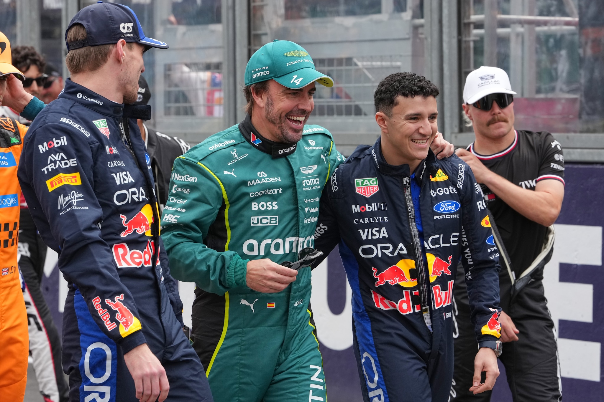 Fernando Alonso in compagnia dei piloti della Red Bull prima del GP Australia 2026.