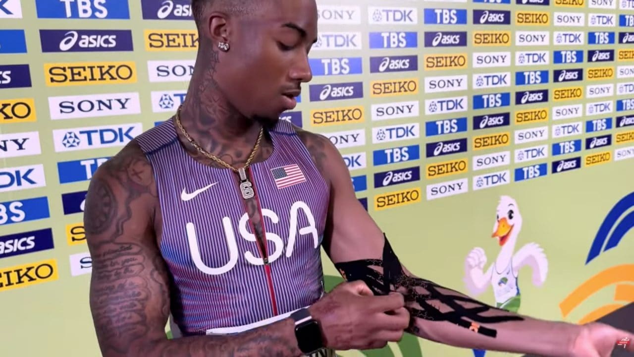 Jordan Anthony mostra il braccio malconcio ai Mondiali di atletica dopo un errore all'antidoping