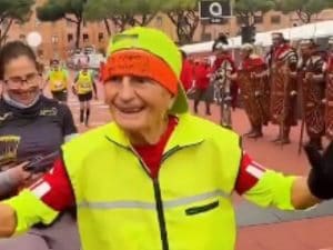 Antonio Rao a 93 anni finisce ancora la maratona di Roma: accolto come un eroe al traguardo