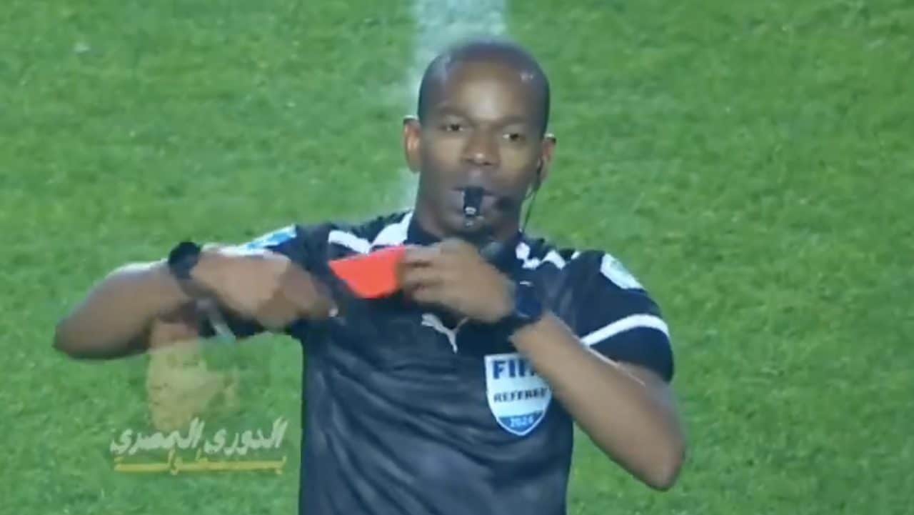 Lo stratagemma dell'arbitro Issa Sy, che tira fuori il cartellino rosso ma non espelle nessuno