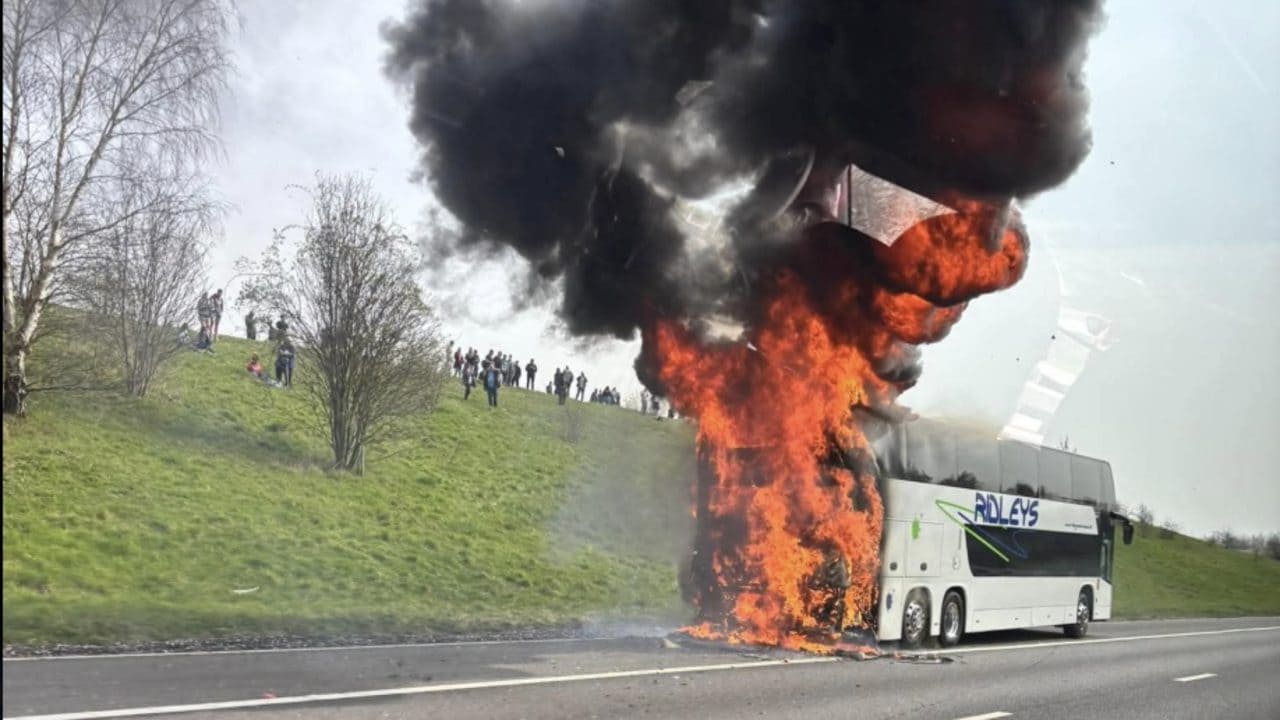 Il pullman dei tifosi del City prende fuoco in autostrada: scoppia l'incendio durante la trasferta