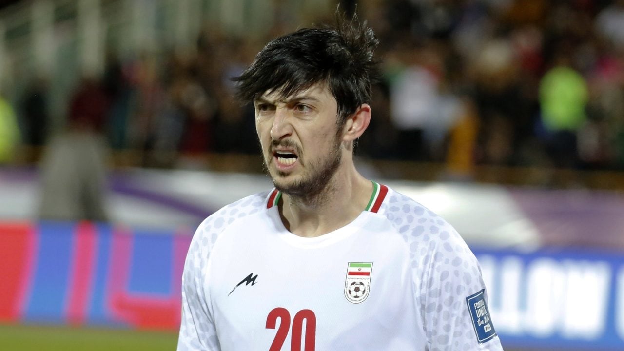 Iran, Azmoun espulso dalla nazionale per le foto con l'emiro di Dubai: accusato di "slealtà al governo"