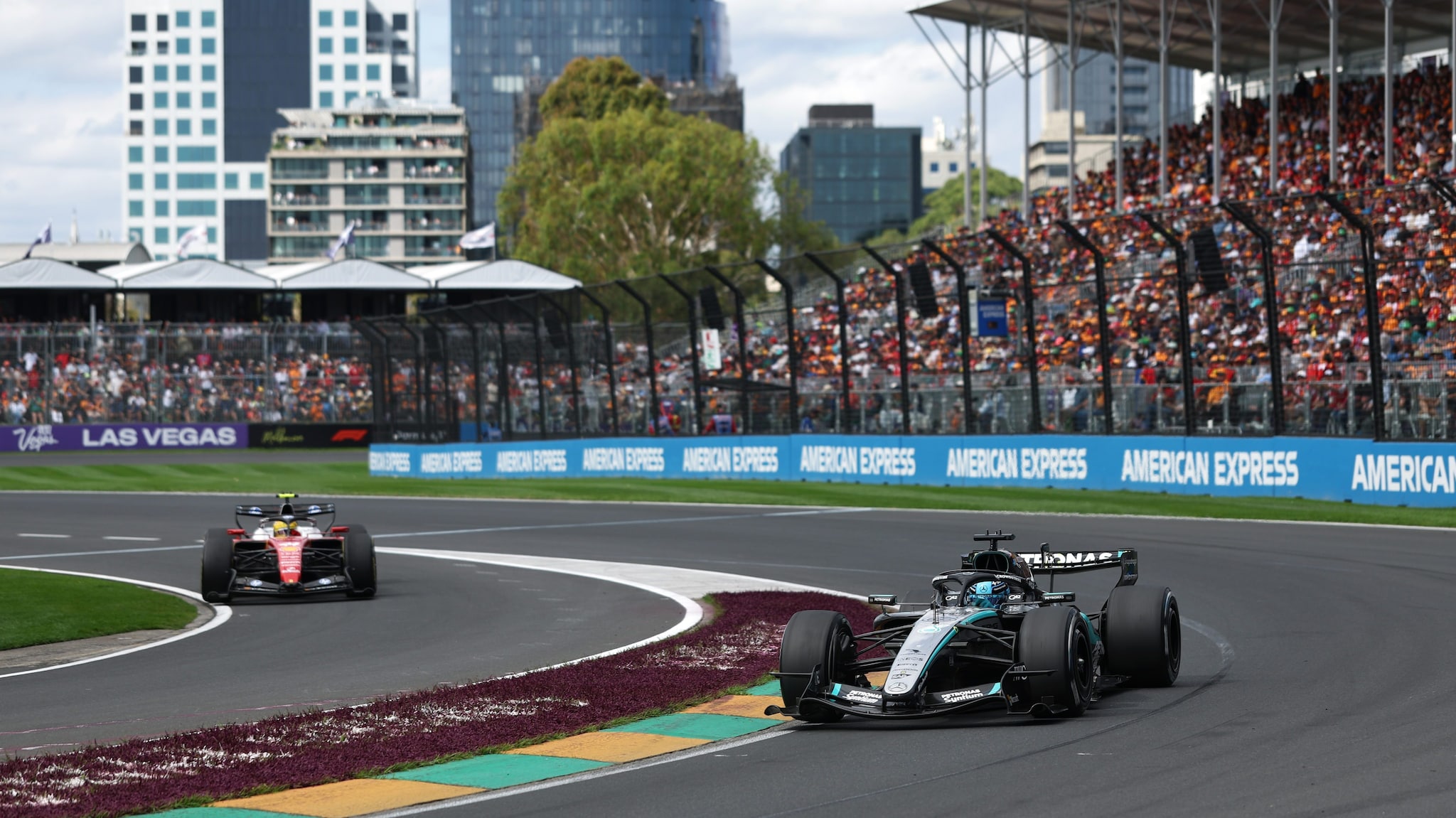 L’azzardo Ferrari non paga, doppietta Mercedes a Melbourne: trionfa Russell, Antonelli 2°, Leclerc sul podio