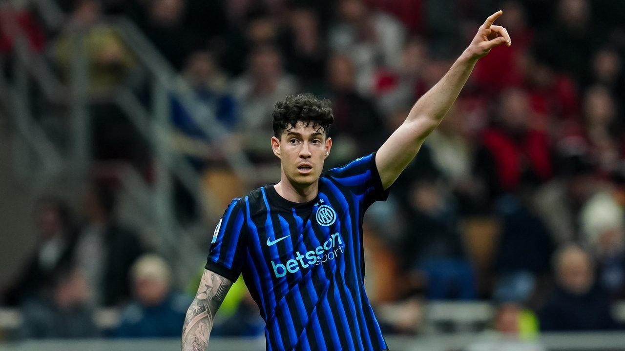 Bastoni sommerso di fischi a San Siro dai tifosi del Milan, poi si fa male: è un derby da incubo