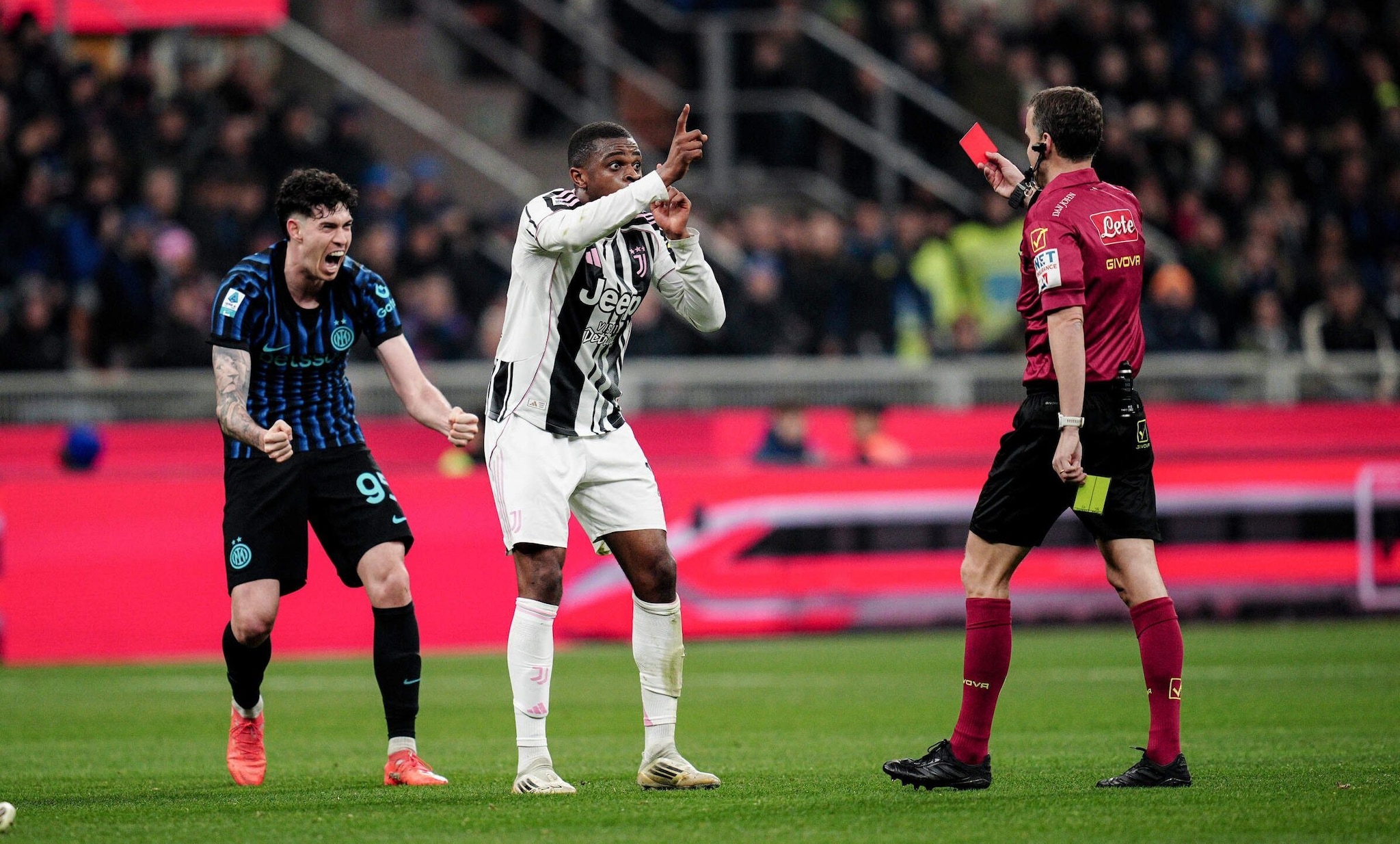 L’esultanza di Bastoni dopo il rosso a Kalulu.