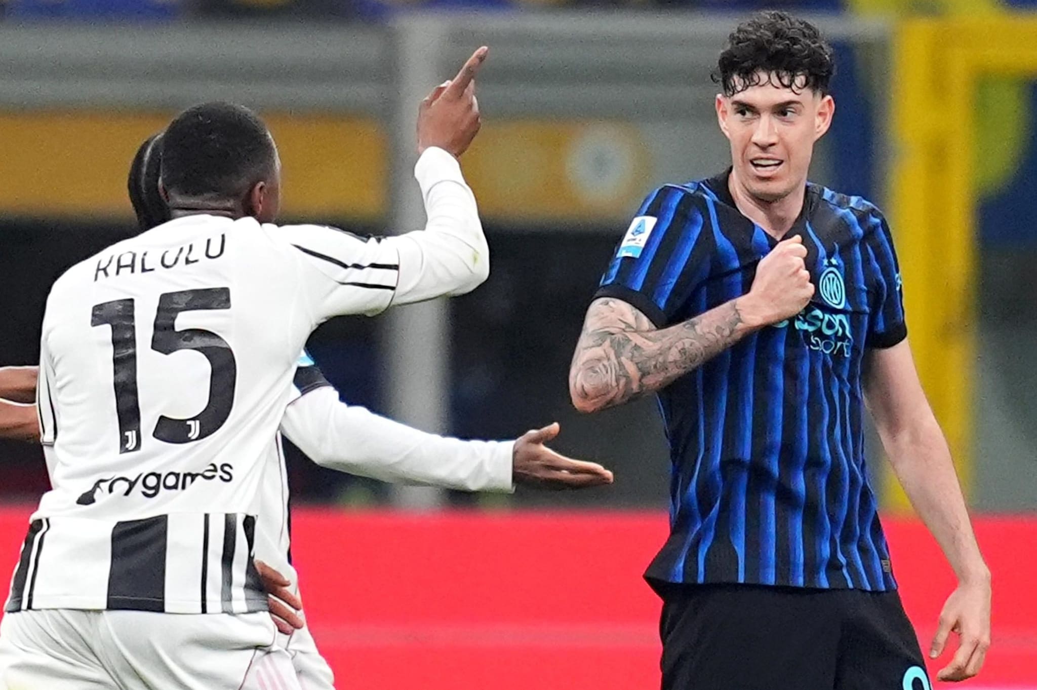 Bastoni che mima una trattenuta inesistente verso Kalulu.