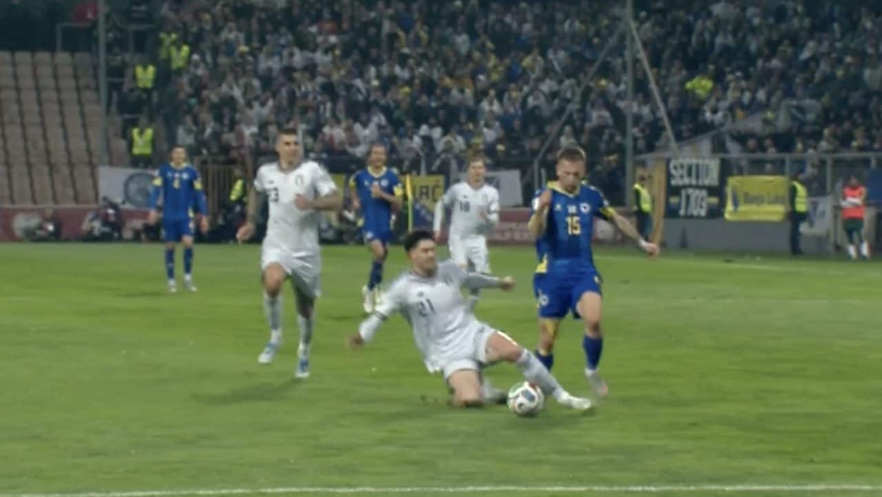 Il fallo che è costato l’espulsione a Bastoni.