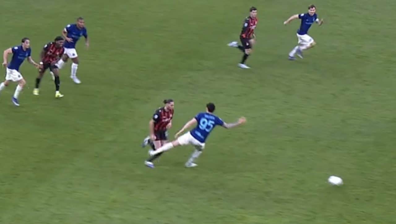 Bastoni rifila un calcione a Rabiot ma è lui ad avere la peggio: infortunio beffardo in Milan-Inter